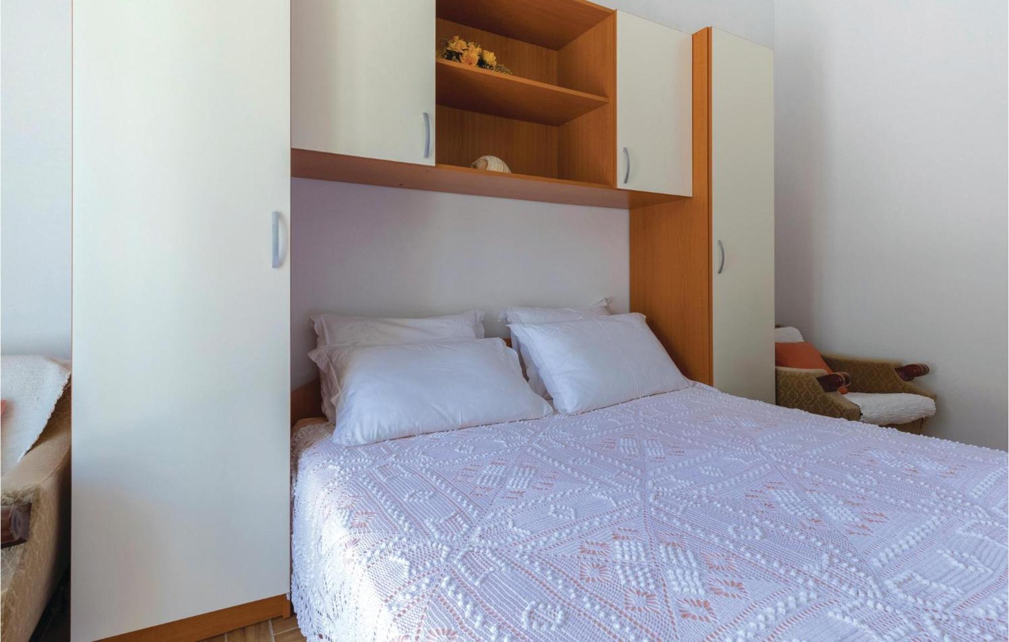 קלק 2 Bedroom Lovely Apartment In Komarna מראה חיצוני תמונה