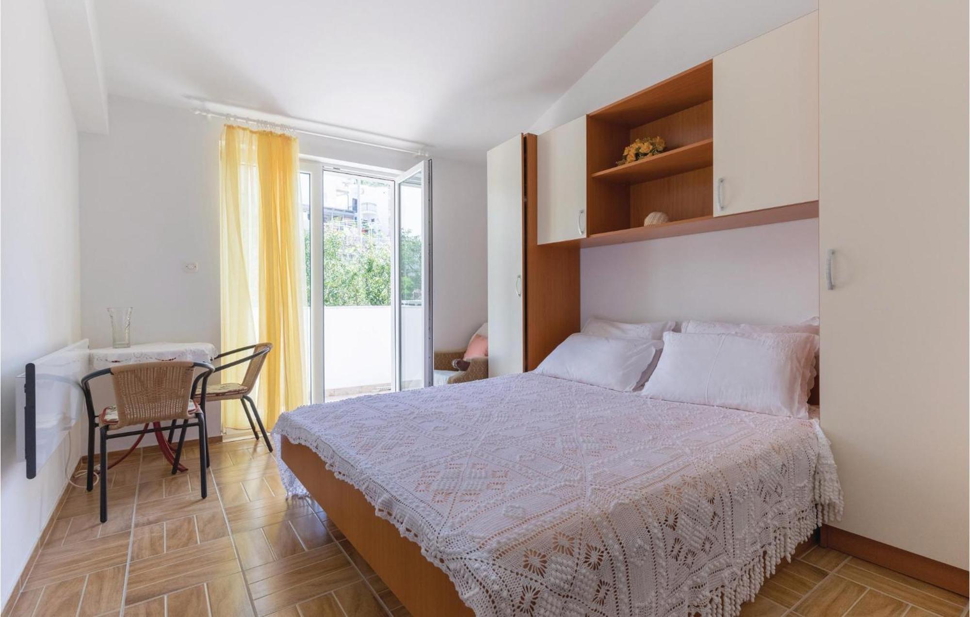 קלק 2 Bedroom Lovely Apartment In Komarna מראה חיצוני תמונה