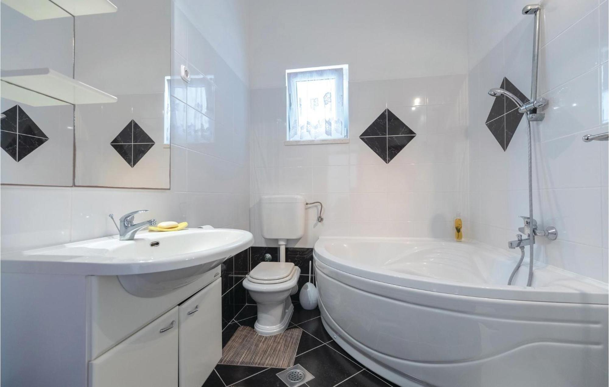 קלק 2 Bedroom Lovely Apartment In Komarna מראה חיצוני תמונה